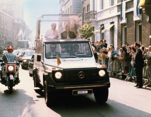 Mercedes-Benz 230 G (W 460). Papa Giovanni Paolo II a bordo della prima papamobile del Vaticano, 1980