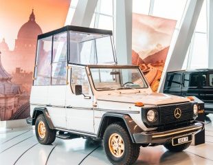 Mercedes-Benz 230 G (W 460). La prima papamobile del Vaticano, 1980. Fotografia realizzata in occasione della mostra &ldquo;G-Stories &ndash; 40 Years of the G-Class&rdquo; al Museo Mercedes-Benz, dal 2019 al 2020