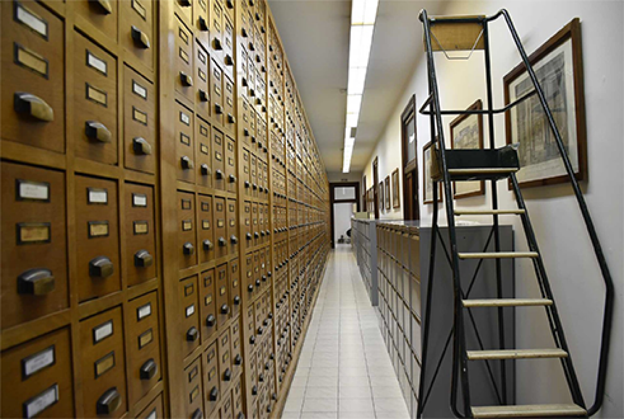 Fotobibliothek: Digitalisierung aller Glasplatten aus den historischen Originalschr&auml;nken