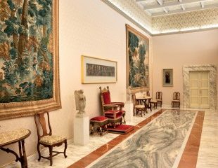 Gallery of Music, Throne of Innocent X and tapestries of the San Michele School